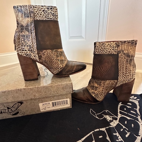 Heeled boots - Picture 1 of 3